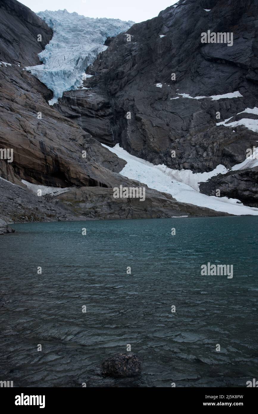 Briksdalsbreen è un braccio di ghiacciai che scende dal più grande glacierJostedalsbreen continentale d'Europa e dal Parco Nazionale di Jostedalsbreen in Norvegia. Foto Stock