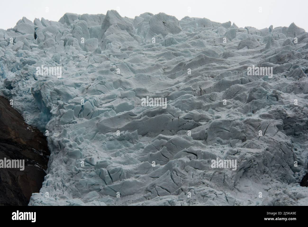 Briksdalsbreen è un braccio di ghiacciai che scende dal più grande glacierJostedalsbreen continentale d'Europa e dal Parco Nazionale di Jostedalsbreen in Norvegia. Foto Stock