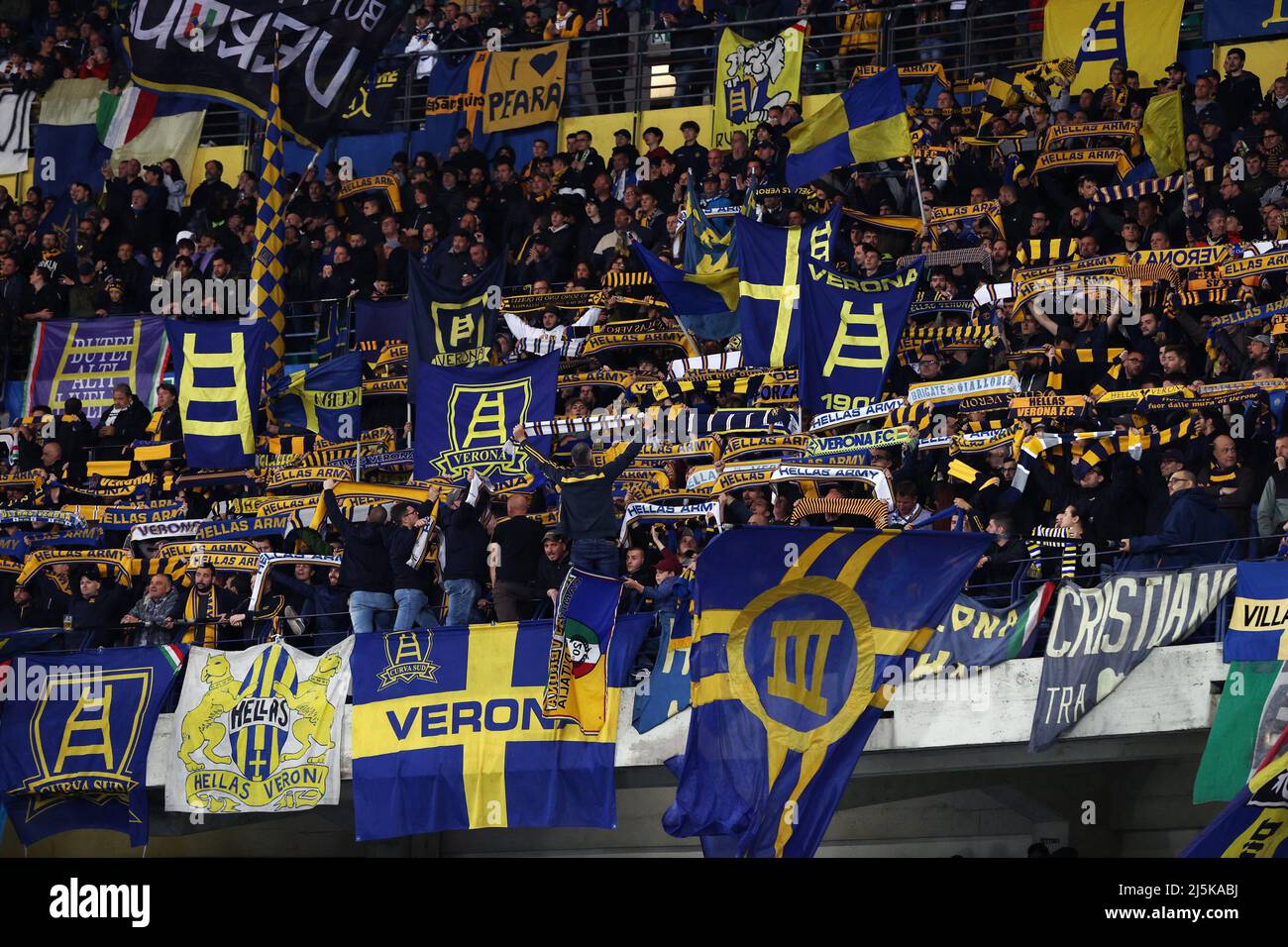 I tifosi della Hellas Verona FC hanno messo in risalto le loro sciarpe  durante la partita di calcio italiana Hellas Verona contro UC Sampdoria il  23 aprile 2022 allo stadio Marcantonio Bentegodi
