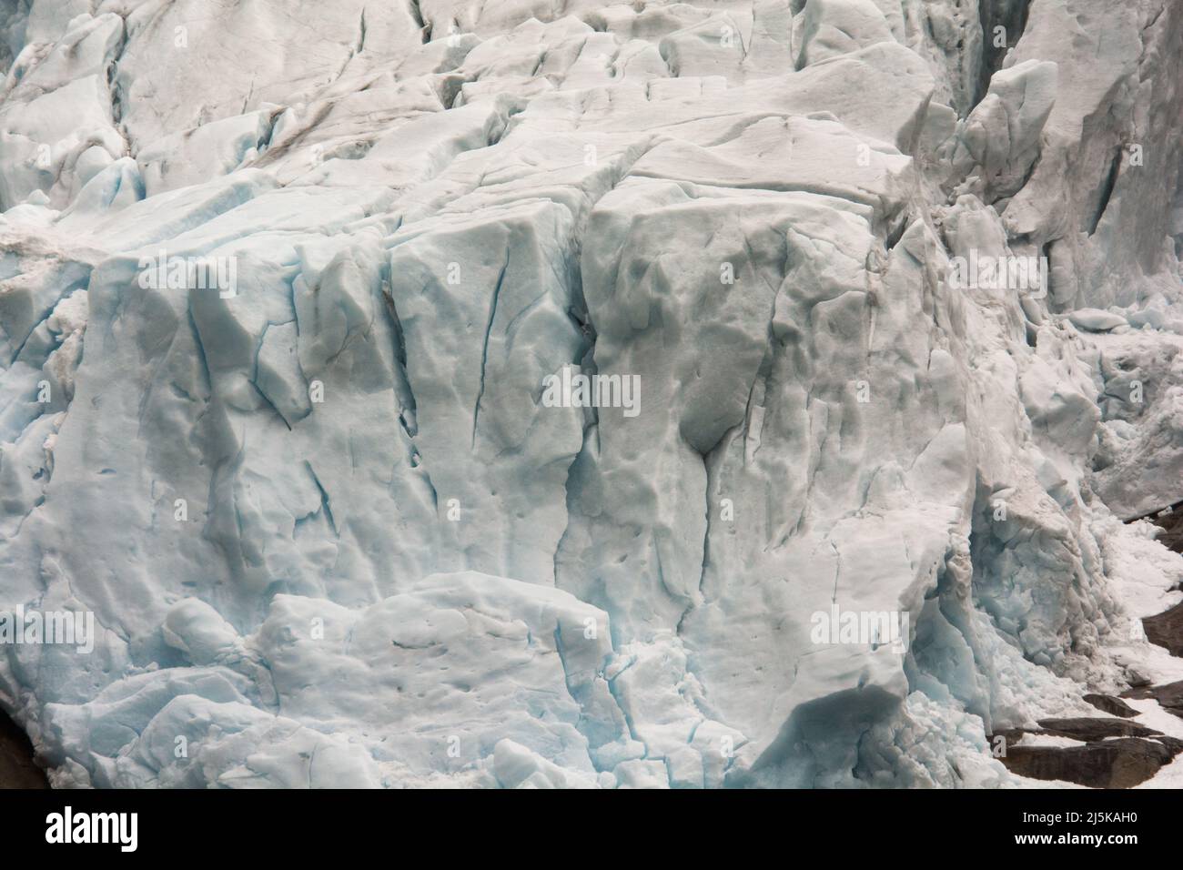 Briksdalsbreen è un braccio di ghiacciai che scende dal più grande glacierJostedalsbreen continentale d'Europa e dal Parco Nazionale di Jostedalsbreen in Norvegia. Foto Stock