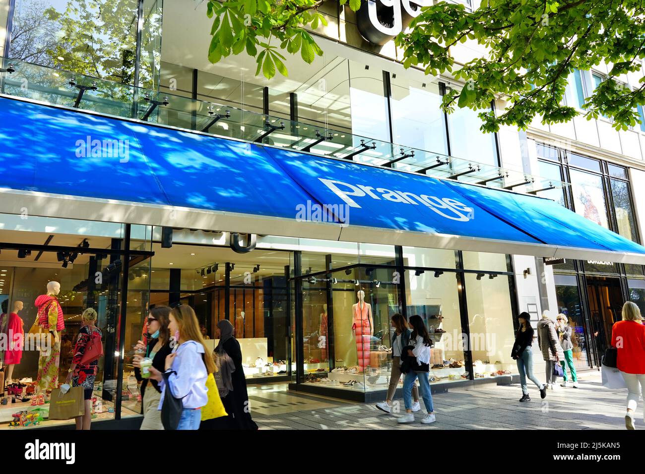 Il famoso viale dello shopping Königsallee a Düsseldorf/Germania in una soleggiata giornata di primavera. Foto Stock