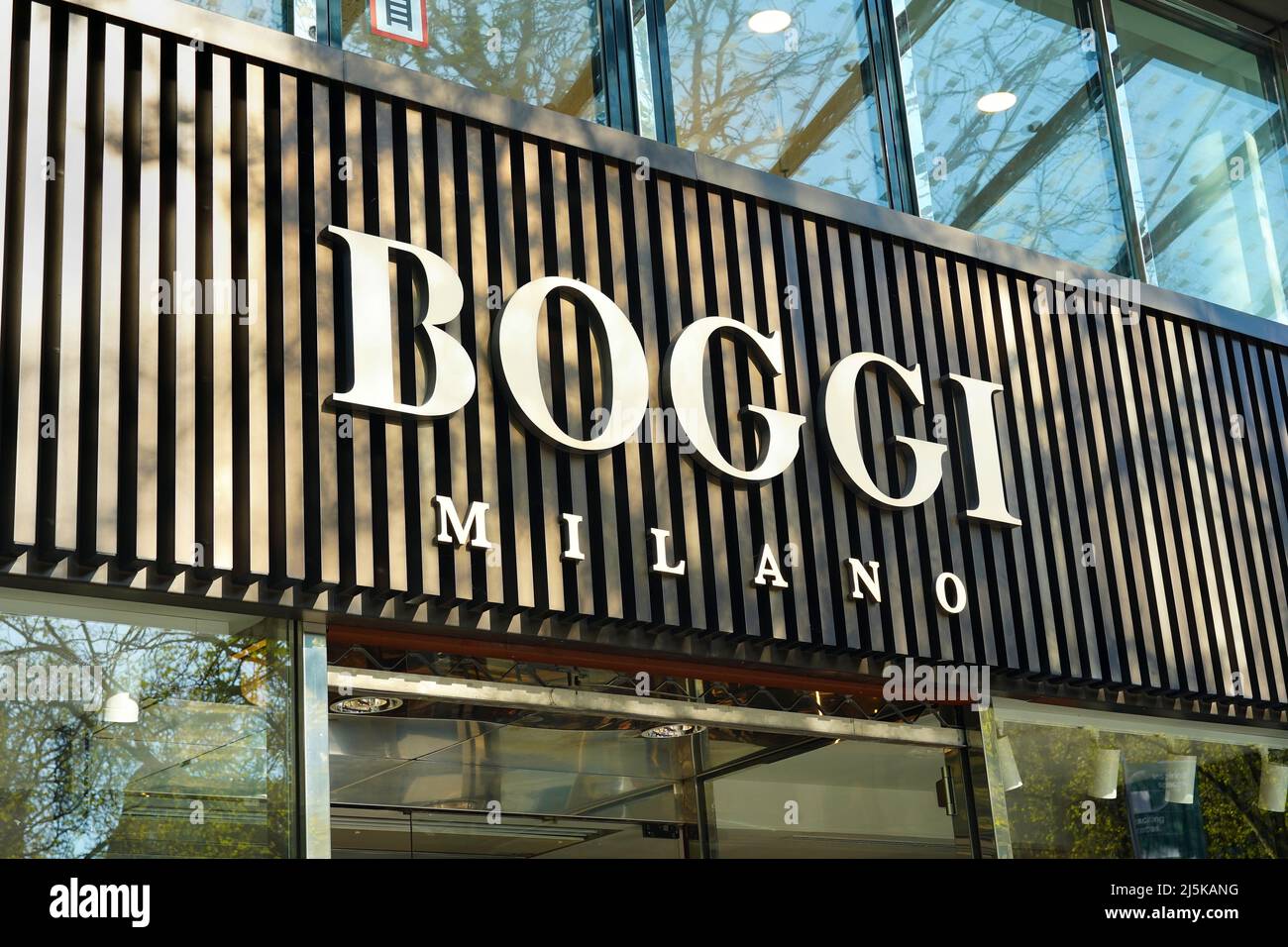 Logo del negozio di abbigliamento maschile „Boggi Milano“ su Königsallee a  Düsseldorf. Questo marchio è famoso per la moda di qualità italiana Foto  stock - Alamy