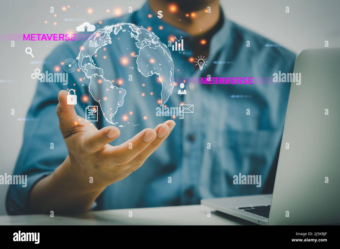 Uomo mano virtuale mondo icona. Comunicazione e uso della moderna tecnologia Internet metaverse , Social Networking, online marketing, digitale online. Conc Foto Stock