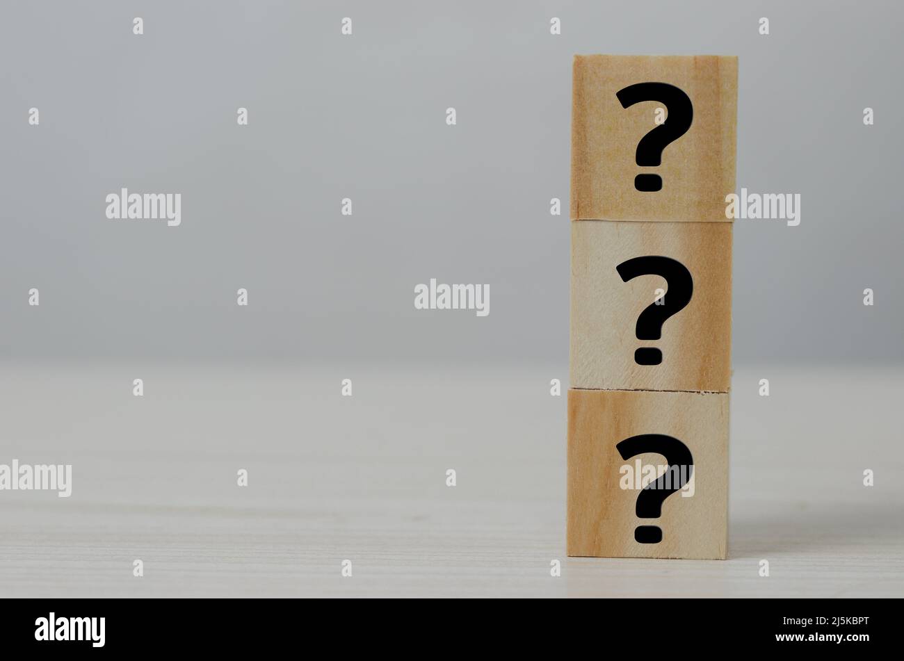 Quadrato icona blocco di legno punto interrogativo simbolo spazio di copia. Foto Stock