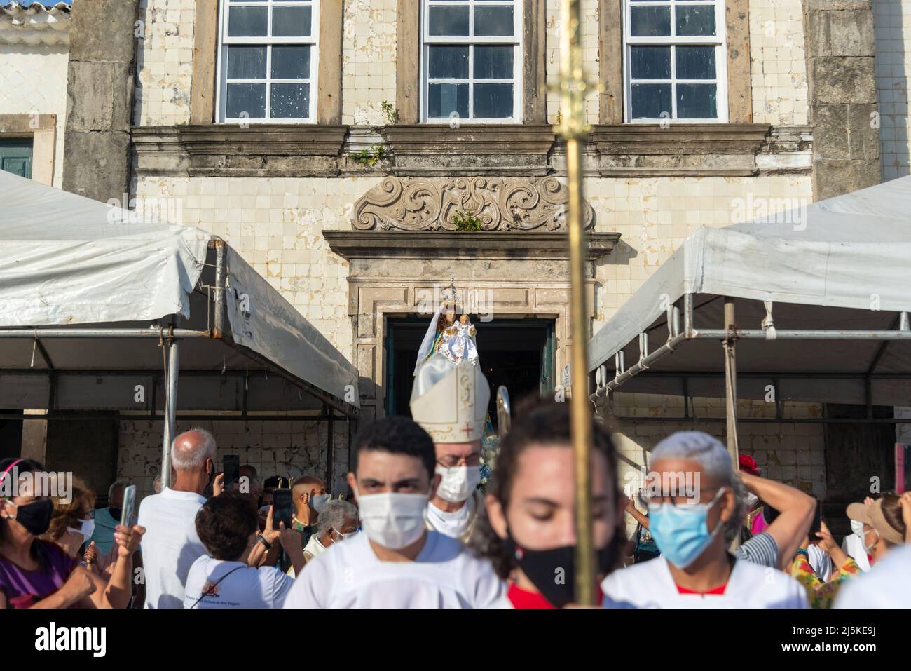 Fedeli che portano l'andore con l'immagine della Madonna alla festa cattolica di Boa Viagem. Salvador, Foto Stock