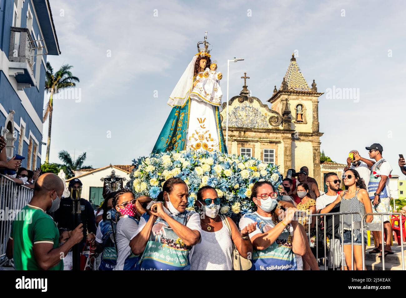 Fedeli che portano l'andore con l'immagine della Madonna alla festa cattolica di Boa Viagem. Salvador, Foto Stock