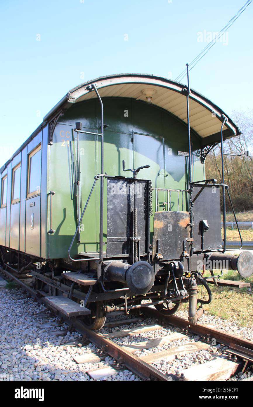 Piattaforma per passeggeri su un vecchio carrello ferroviario Foto Stock