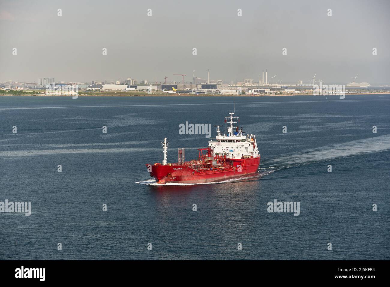 La nave FJELLSTRAUM (IMO: 9140815, MMSI 257601000) è una cisterna per prodotti chimici/petroliferi costruita nel 1997 (25 anni) e attualmente navigante sotto la f Foto Stock