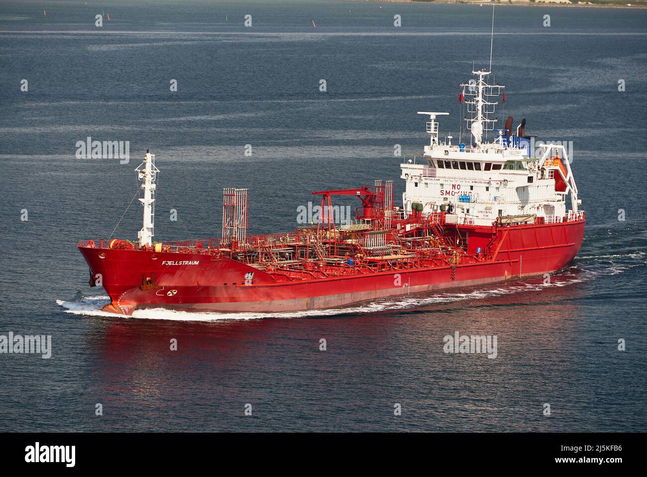 La nave FJELLSTRAUM (IMO: 9140815, MMSI 257601000) è una cisterna per prodotti chimici/petroliferi costruita nel 1997 (25 anni) e attualmente navigante sotto la f Foto Stock