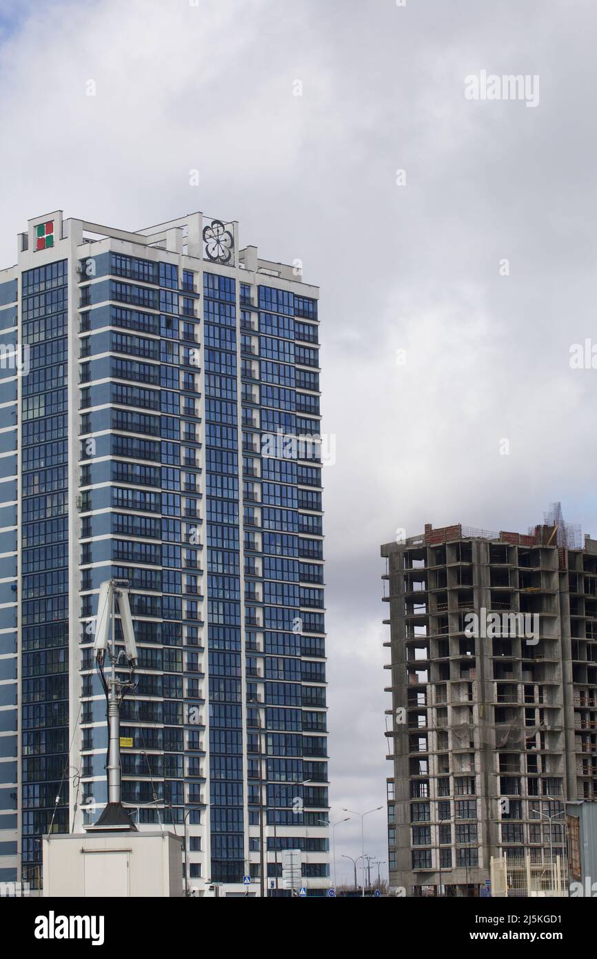 Costruzione di edifici a più piani. Moderno edificio a più piani. Edifici completati e in costruzione. Foto Stock