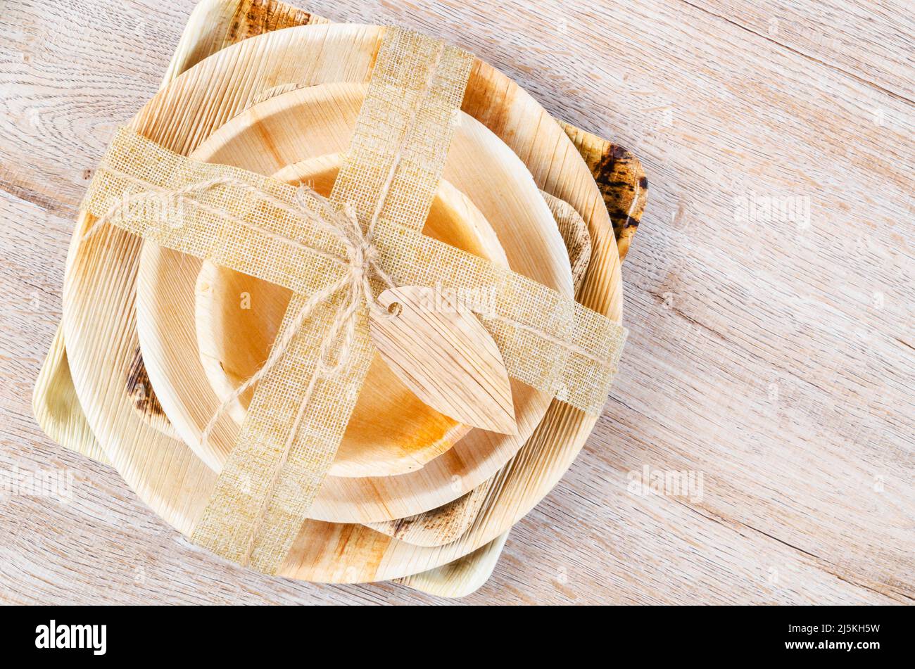 Utensili da cucina realizzati con palmo in foglia di betel noce essiccato, materiale naturale. Il concetto ecologico del prodotto. Foto Stock