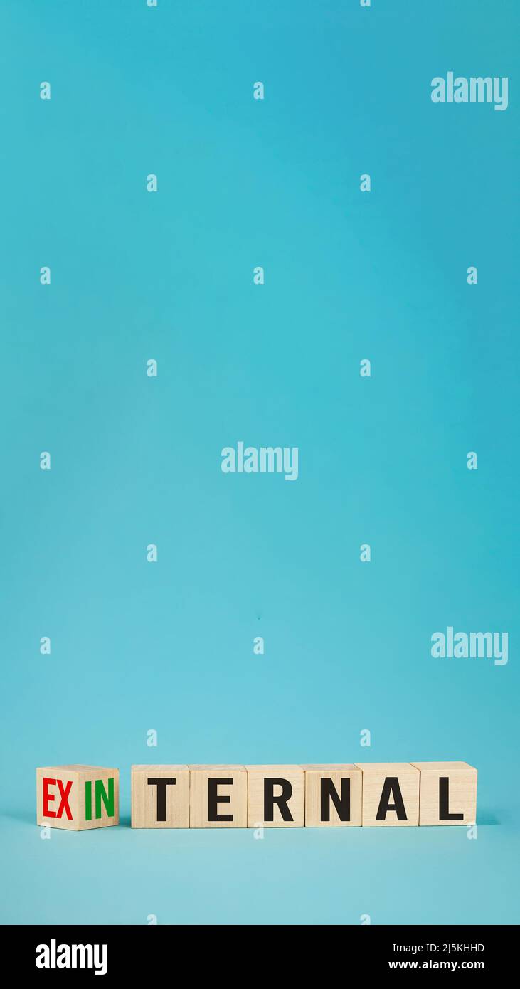 Esterno ed interno su cubetti, dadi o blocchi di legno che mostrano th Foto Stock