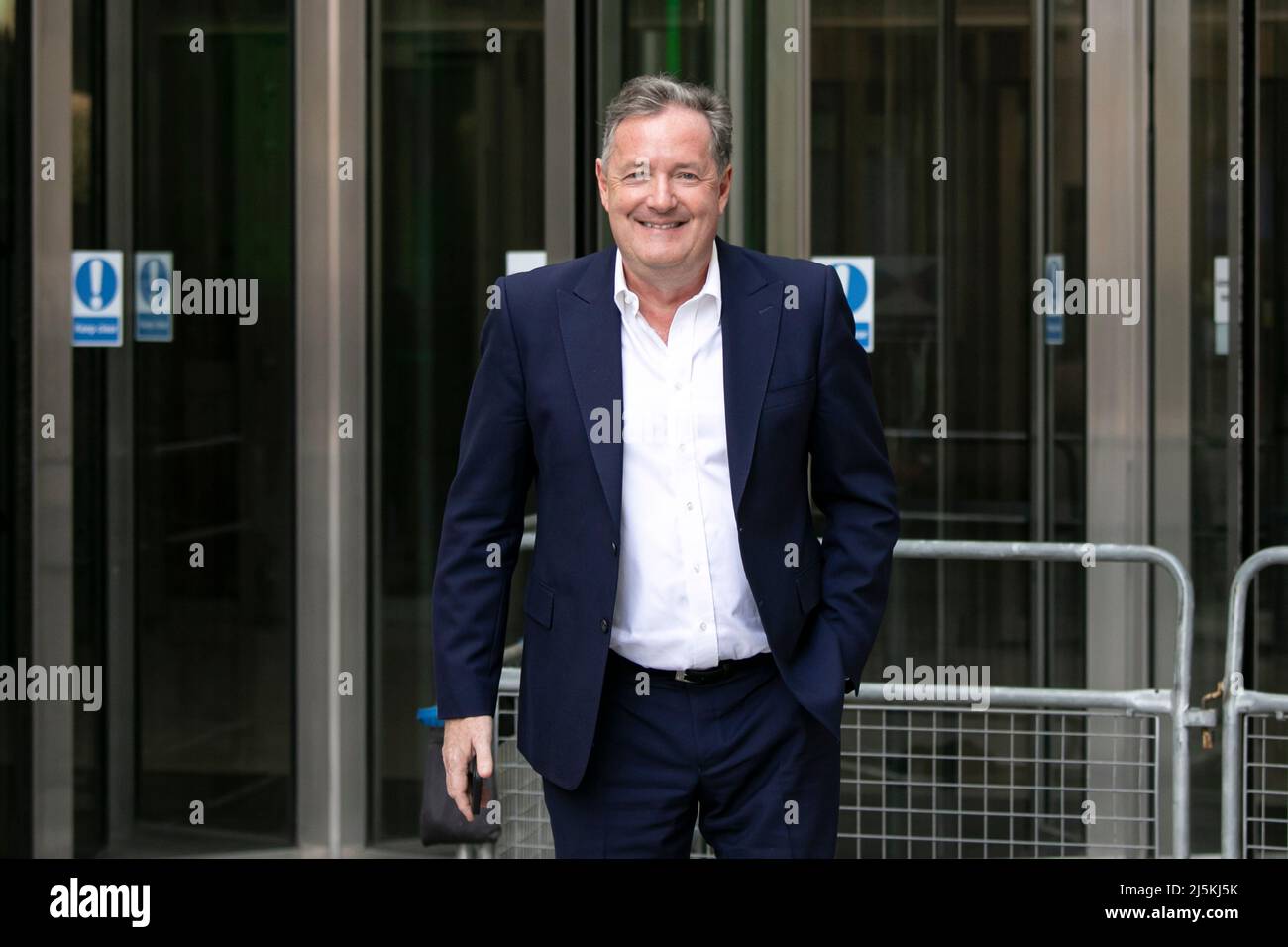 Piers Morgan lascia la BBC Broadcast House, nel centro di Londra, Regno Unito. Dove è apparso il “Domenica mattina” spettacolo politico. 24th aprile 2022 Foto Stock