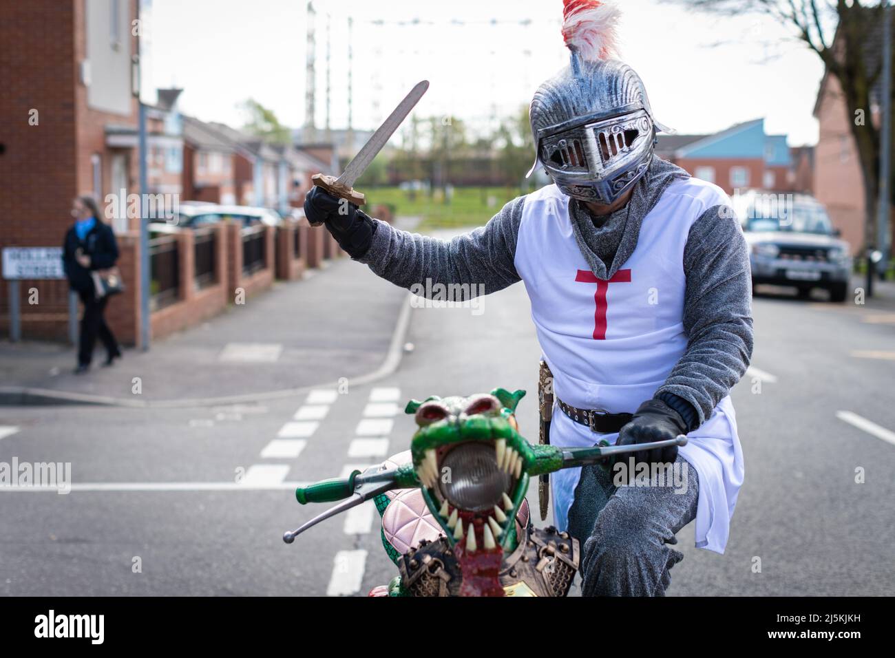 Manchester, Regno Unito. 24th Apr 2022. Un uomo vestito in un abito da cavalieri attende l'inizio della celebrazione annuale del giorno di St Georges che segna la morte del santo patrono d'Inghilterra.ÊAndy Barton/Alamy Live News Credit: Andy Barton/Alamy Live News Foto Stock