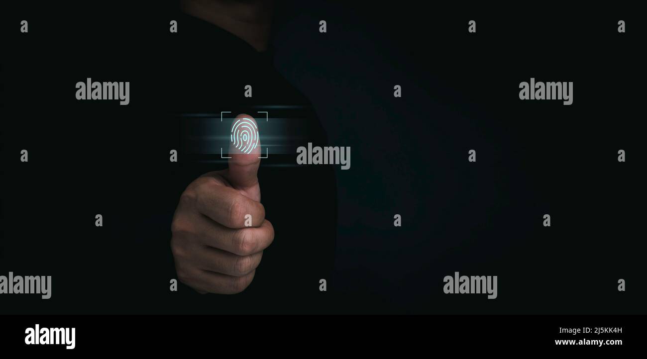 Un'icona di impronta digitale è apparsa mentre il pollice umano ha scansionato l'accesso di sicurezza con identificazione biometrica su sfondo scuro con spazio di copia. Affari Foto Stock