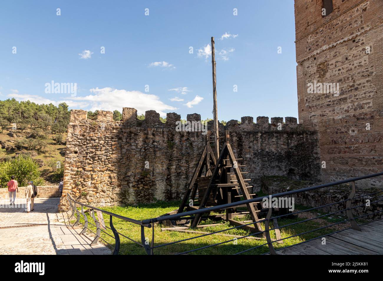 Buitrago del Lozoya, Spagna. Replica di un trebucco, un motore d'assedio tradizionale medievale, vicino al Castello Mendoza Foto Stock