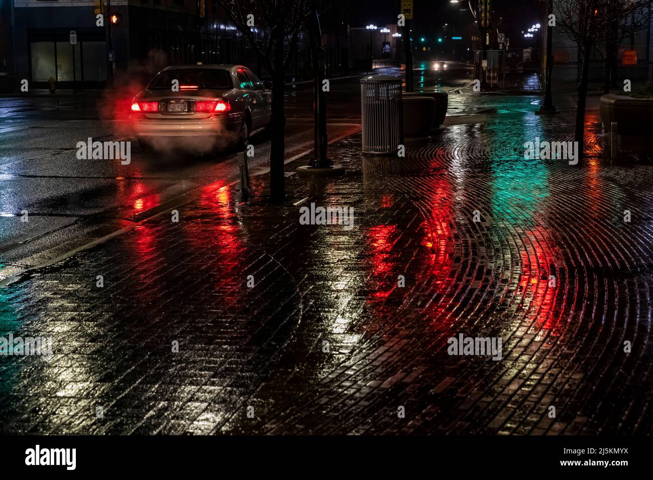 Riflessioni su una notte piovosa in centro a Battle Creek, Michigan, USA [Nessun rilascio di proprietà; licenza editoriale solo] Foto Stock