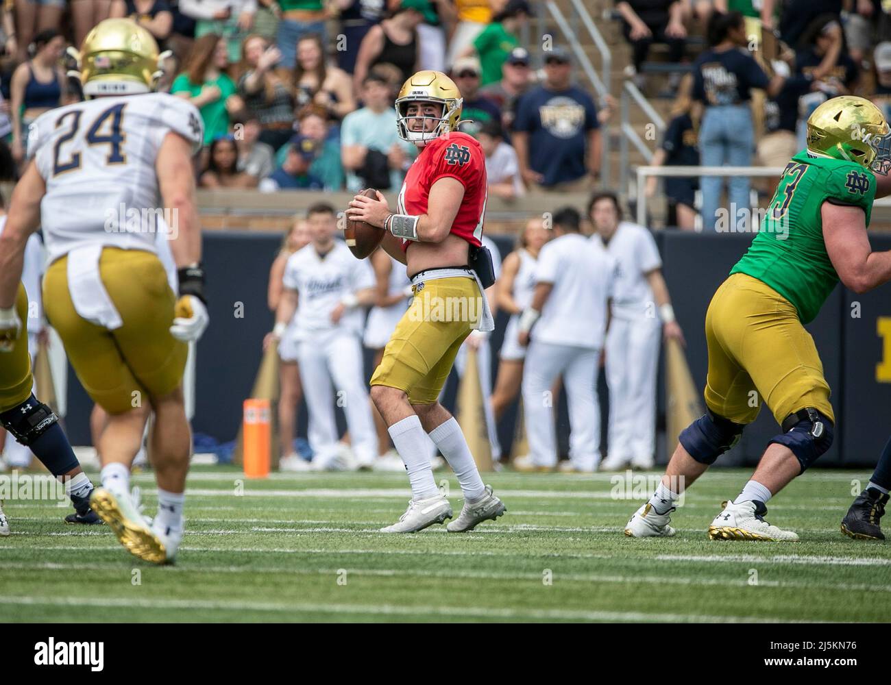 23 aprile 2022: Notre Dame quarterback Drew Pyne (10) durante la partita annuale di calcio di Notre Dame Blue-Gold Spring al Notre Dame Stadium a South Bend, Indiana. Oro sconfitto Blu 13-10. John Mersies/CSM. Foto Stock