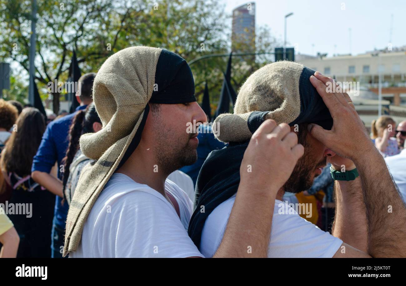 Due portatori (costaleros in spagnolo) della fratellanza 'El Cachorro' durante la settimana Santa. Venerdì Santo. Foto Stock
