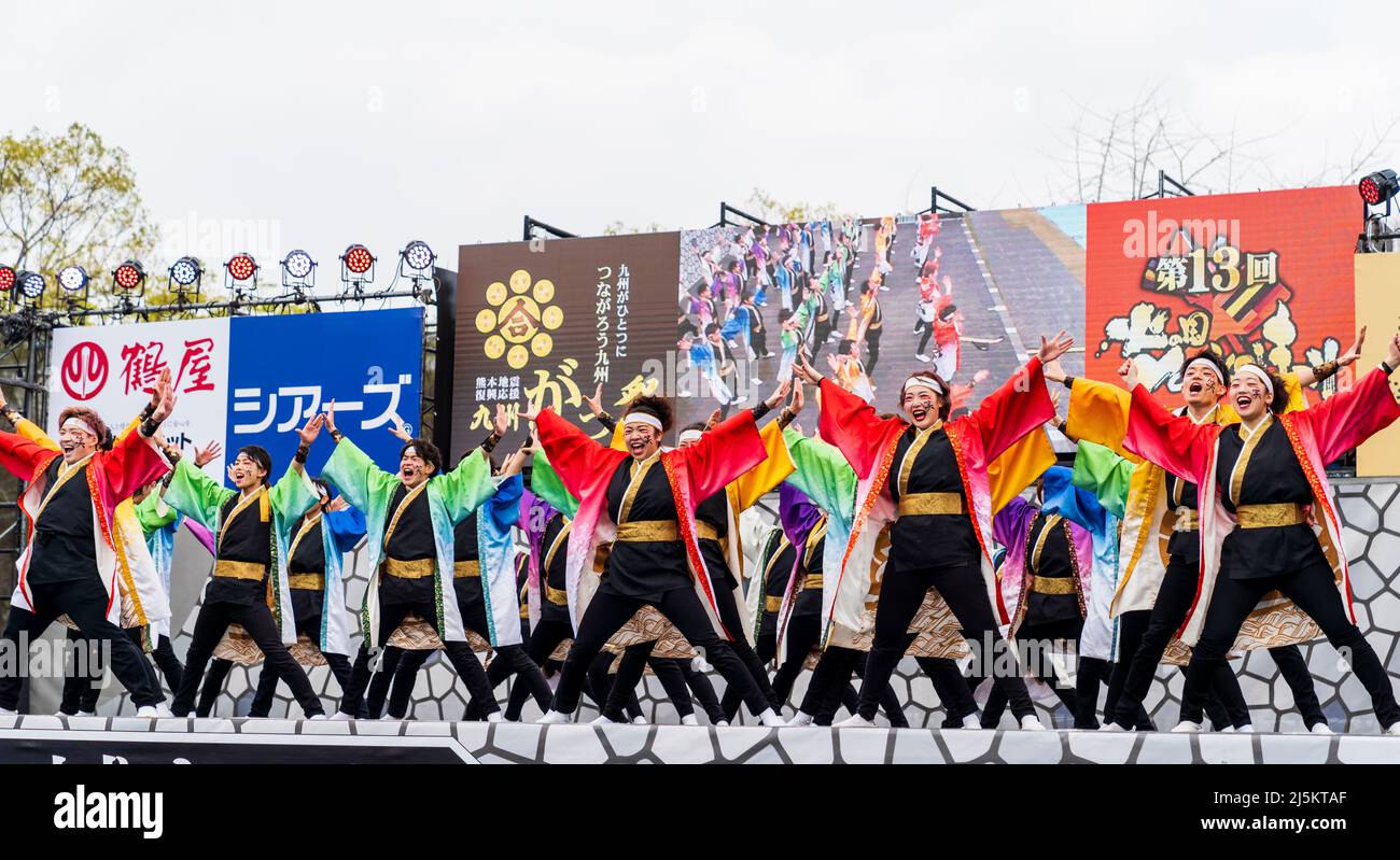 Squadra giapponese di uomini e donne Yosakoi ballerini sul palco all'aperto indossando yukata maniche lunghe all'annuale festival Kyusyu Gassai a Kumamoto. Foto Stock