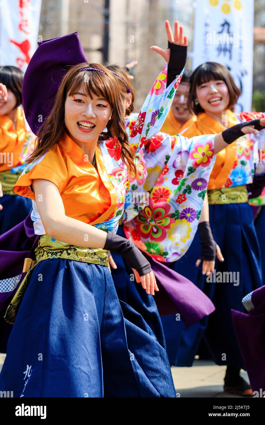 Bella giovane donna giapponese in squadra di ballerini Yosakoi ballando in toniche yukata all'aperto al festival Kyusyu Gassai a Kumamoto. Foto Stock