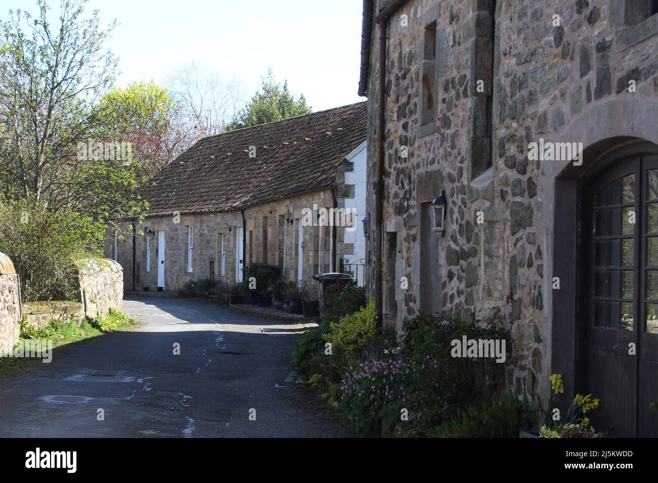 Ceres, Fife, Scotland, UK. Situato in una piccola glen, a circa 2 miglia sopra il Ceres Moor da Cupar e a 7 miglia da St Andrews. L'ex parrocchia di questo nome includeva gli insediamenti di Baldinnie, Chance Inn, Craigrothie, Pitscottie e Tarvit Mill. E' anche la sede del Museo Folcloristico di Fife. Il pittoresco villaggio case Foto Stock