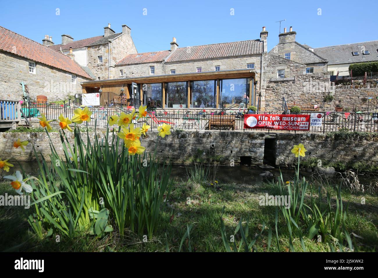 Ceres, Fife, Scotland, UK. Situato in una piccola glen, a circa 2 miglia sopra il Ceres Moor da Cupar e a 7 miglia da St Andrews. L'ex parrocchia di questo nome includeva gli insediamenti di Baldinnie, Chance Inn, Craigrothie, Pitscottie e Tarvit Mill. E' anche la sede del Museo Folcloristico di Fife Foto Stock