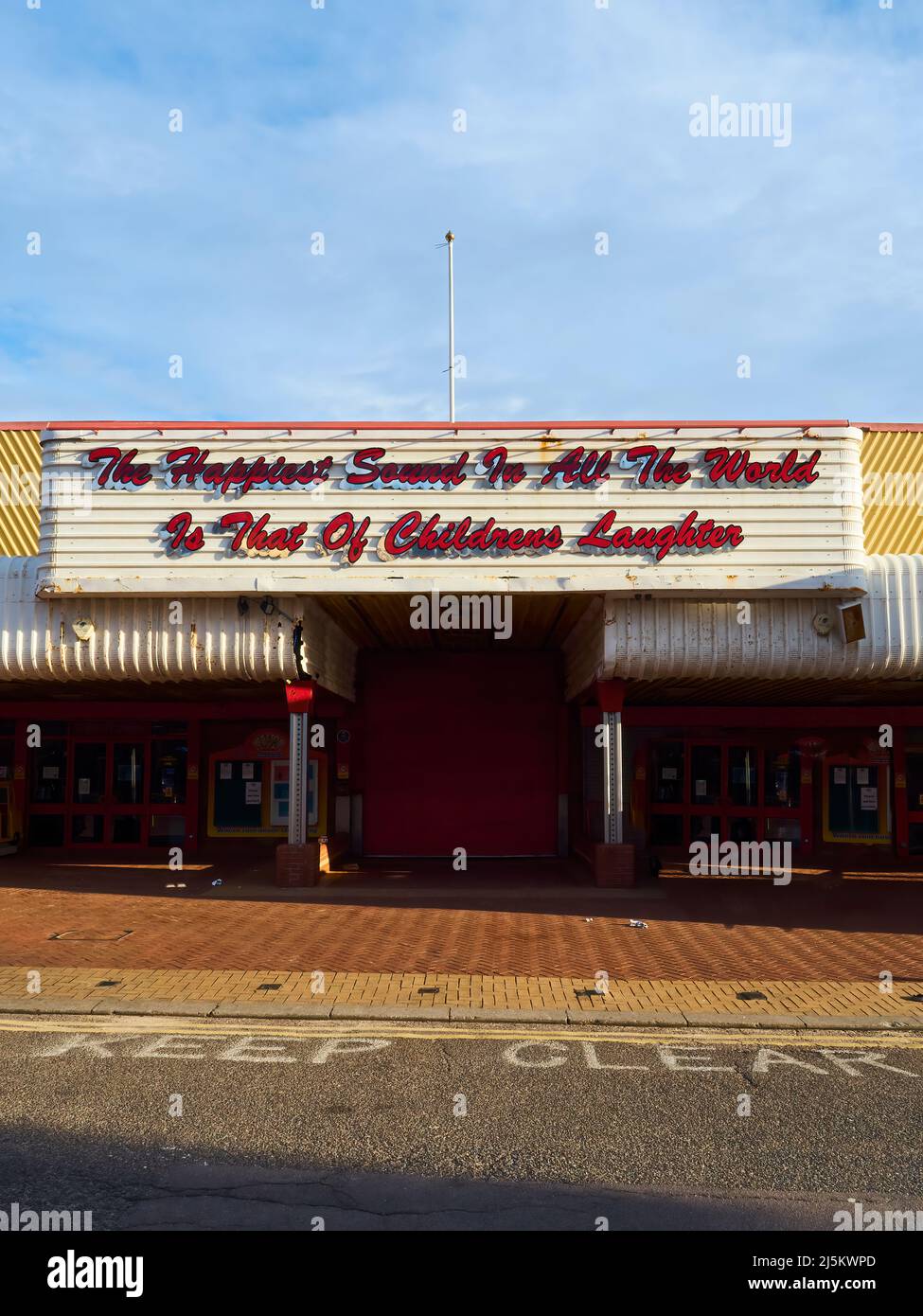 Una strana congiunzione in un molo del fairground - un segno che esalta la felicità, un altro avvertimento per tenersi chiari - forse accennando ai conflitti nelle città costiere del Regno Unito Foto Stock