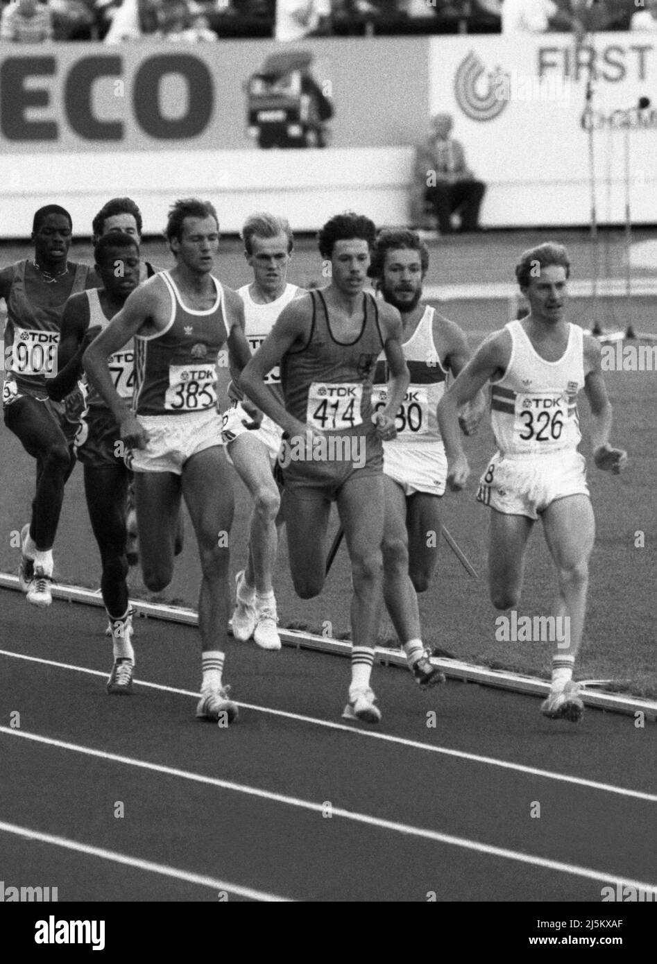 Peter Elliott GBR in testa a 800m prima di Rob Druppers Hol /414/ Detlef Wagenknecht GDR /385/ atleti alla nave campione del mondo IAAF a Helsinki Finlandia 1983 agosto Foto Stock