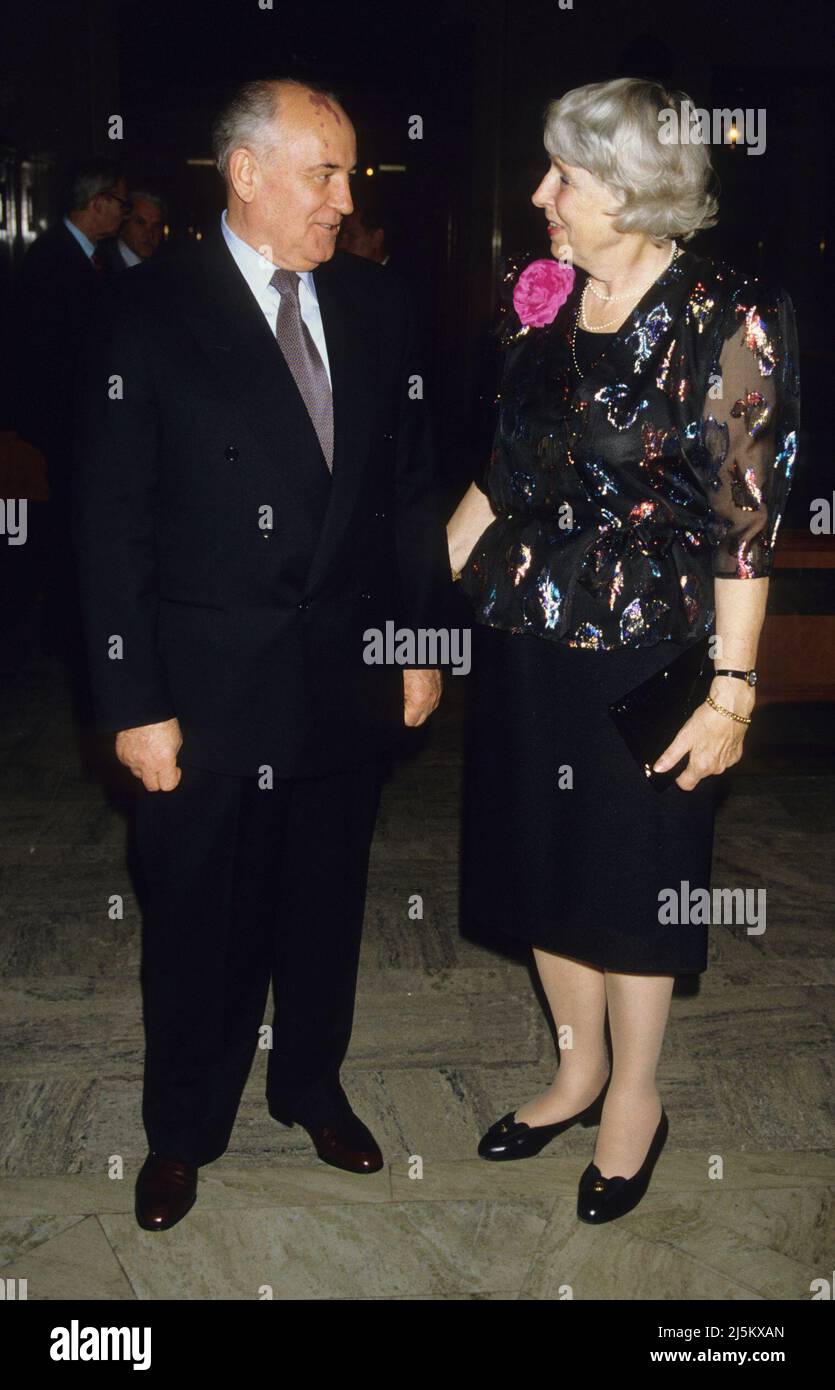 MIKHAIL GORBACHEV l'otto e ultimo leader dell'Unione Sovietica in visita a Stoccolma e al parlamento svedese e al Presidente del Riksdag Ingegerd Troedsson Foto Stock