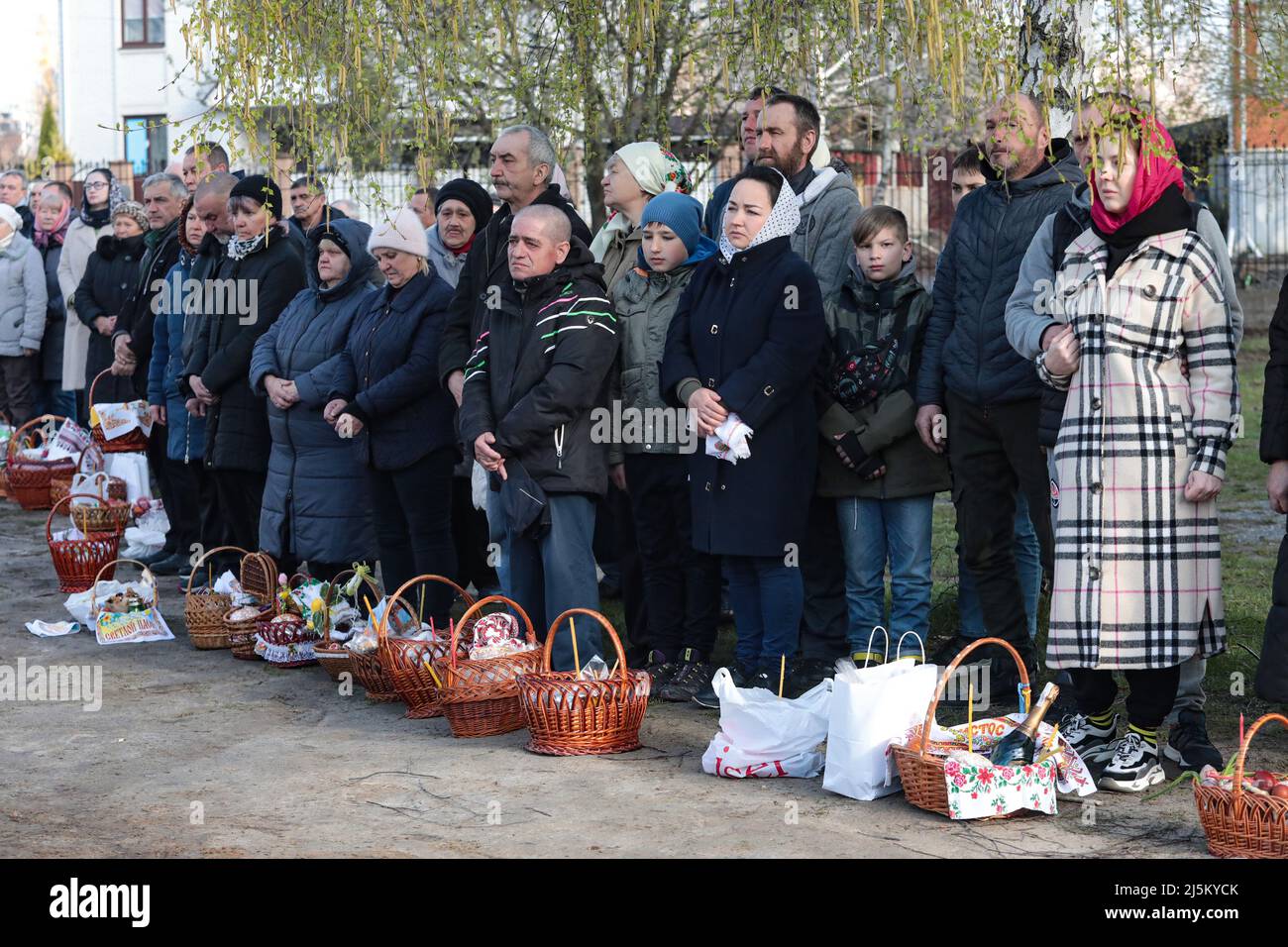Non esclusiva: BUCA, UCRAINA - 24 APRILE 2022 - la gente aspetta che i loro cestini siano consacrati con acqua Santa fuori dalla Chiesa di Sant'Andrea Th Foto Stock