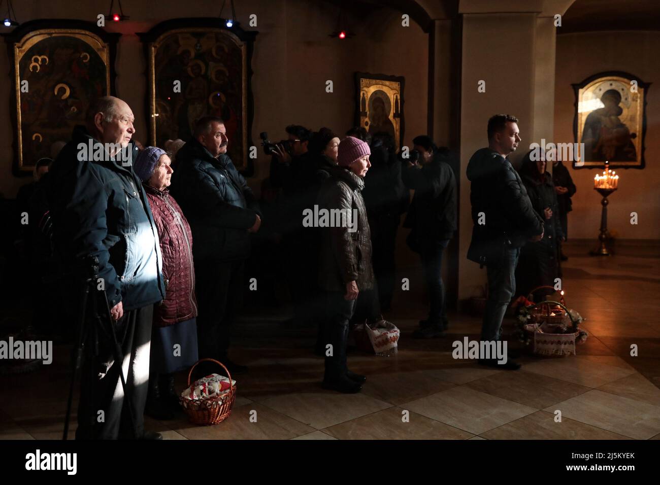 Non esclusiva: BUCA, UCRAINA - 24 APRILE 2022 - la gente partecipa ad una liturgia pasquale nella Chiesa di Sant'Andrea il primo apostolo di Buca che Foto Stock