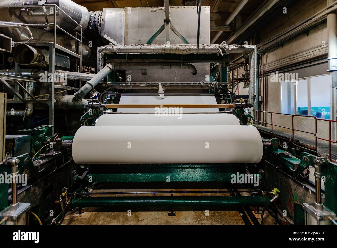 Impianto di riciclaggio della carta di scarto. Macchina per la produzione di rotoli di carta Foto Stock