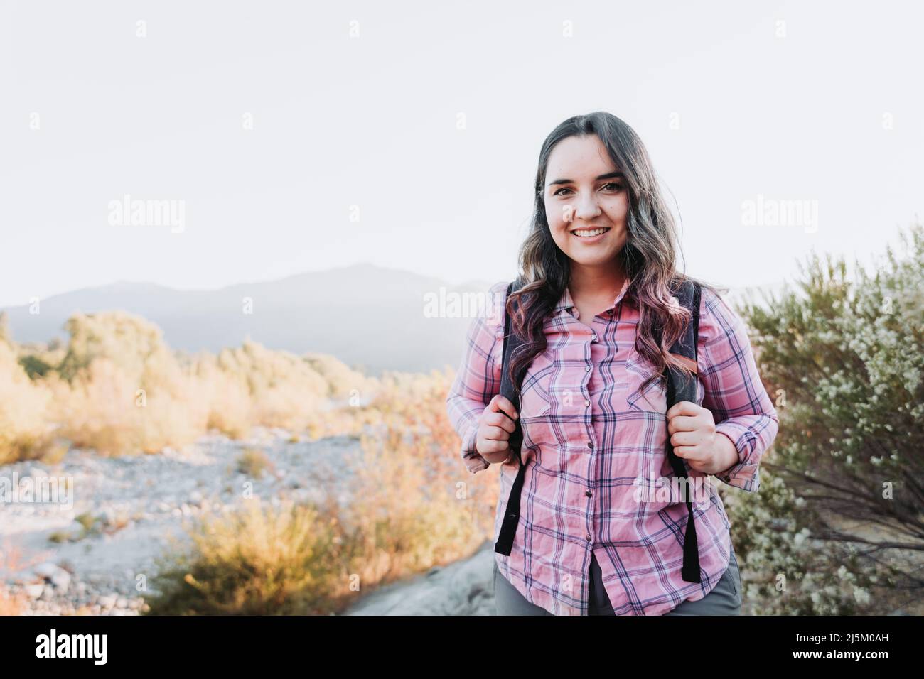 Giovane donna single viaggiatore con uno zaino sopra, facendo trekking per esplorare la natura. Escursione singola Foto Stock