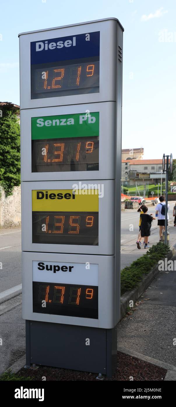 Vari tipi di prezzi della benzina e del gasolio in una stazione di servizio in Italia durante il calo dei prezzi del petrolio dovuto alla bassa domanda internazionale Foto Stock