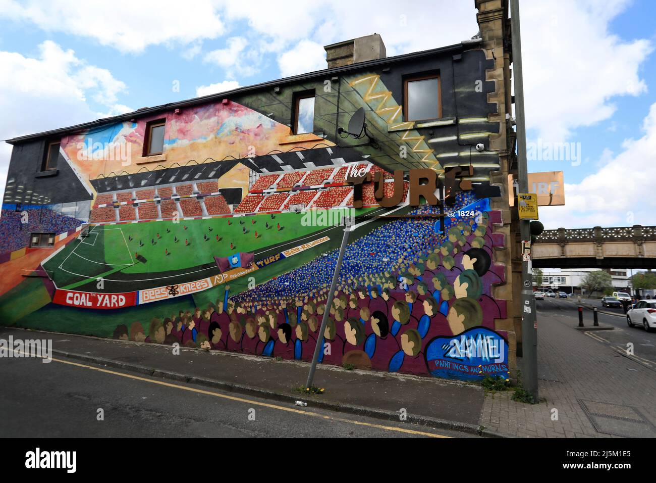 Burnley, Regno Unito. 24th Apr 2022. Una vista generale di un murale d'arte vicino allo stadio prima della partita della Premier League tra Burnley e Wolverhampton Wanderers al Turf Moor il 24th 2022 aprile a Burnley, Inghilterra. (Foto di Tony Taylor/phcimages.com) Credit: PHC Images/Alamy Live News Foto Stock