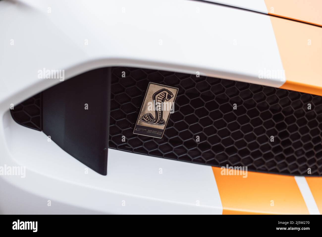 Slovenia, Lubiana - Marzo 24 2022: Ford Mustang Shelby GT350 bianco con strisce arancioni Foto Stock
