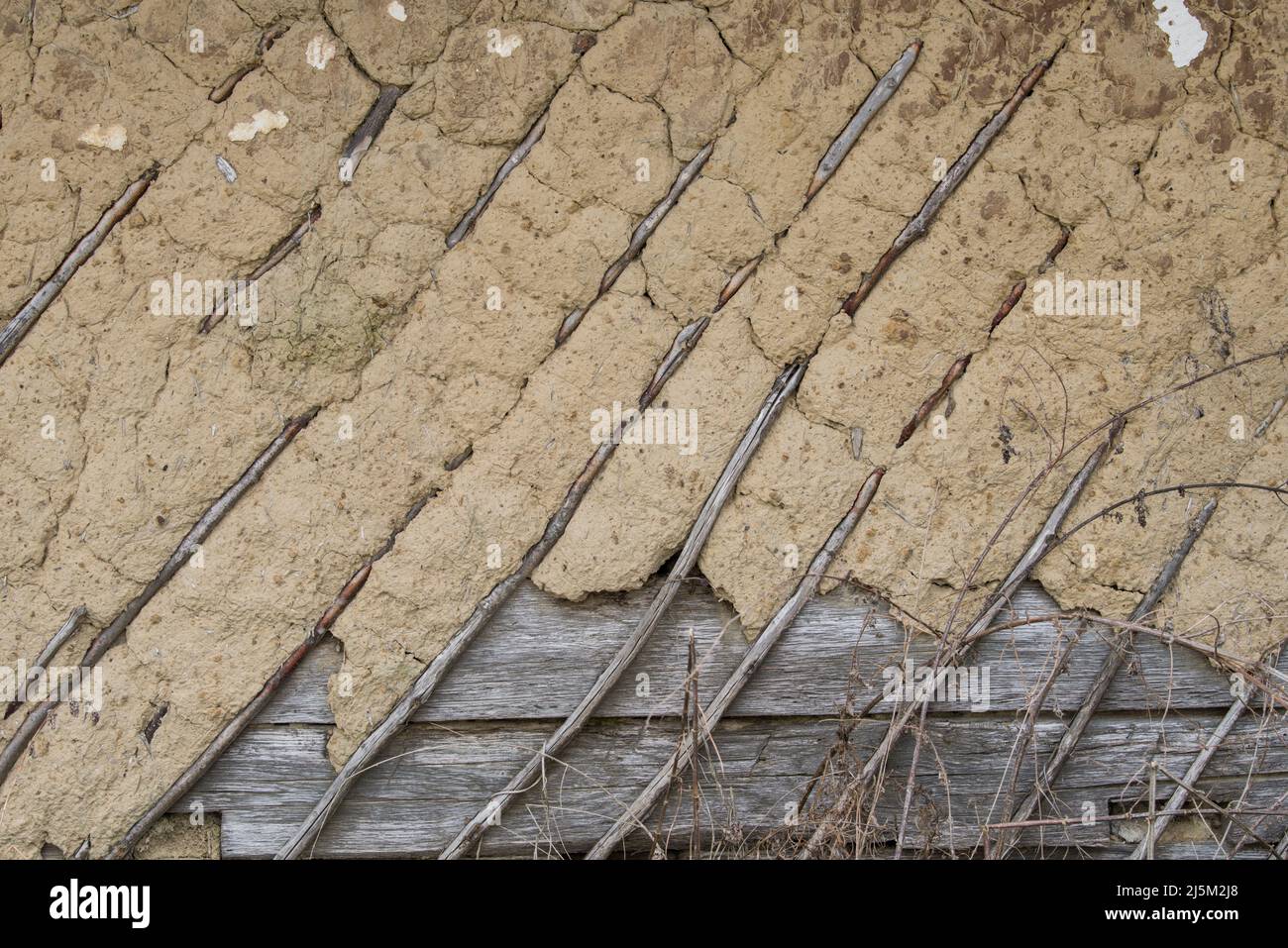 Croazia, Aprile 20,2022 : facciata di fango e paglia su vecchia casa di legno. Foto Stock