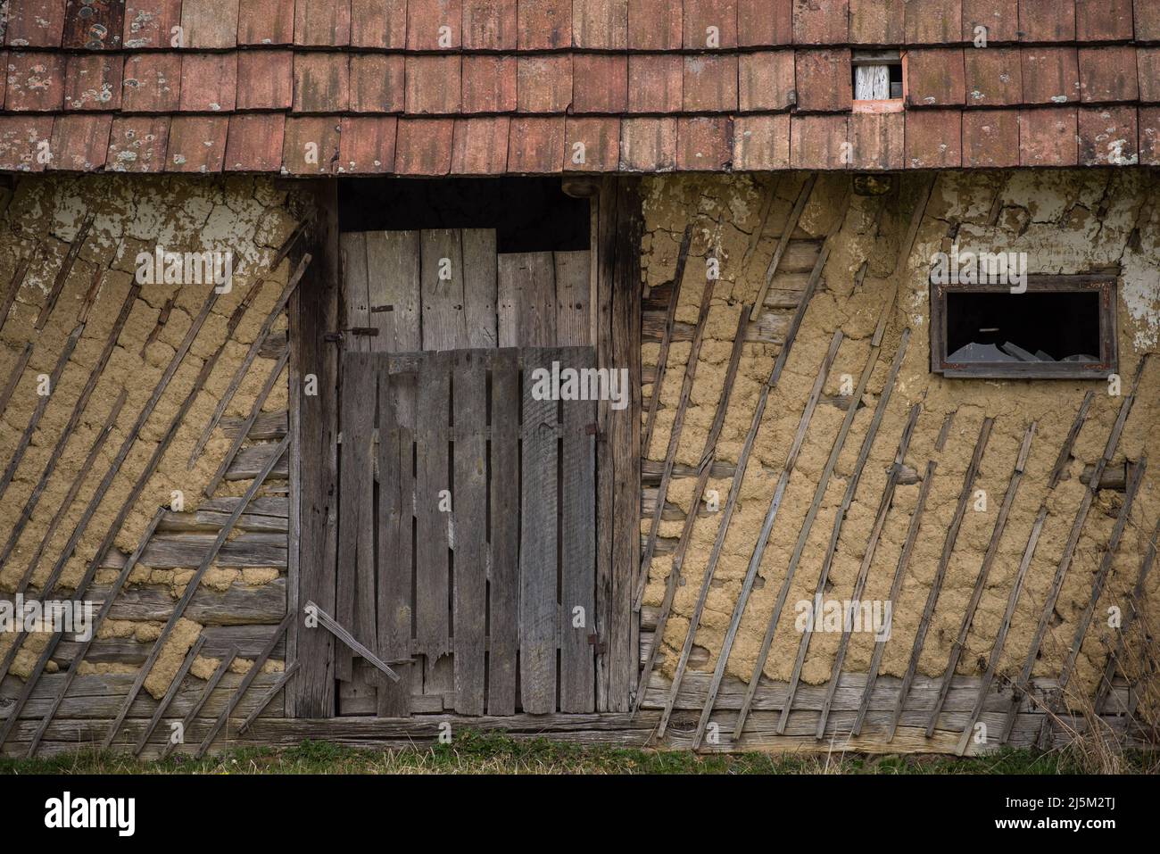 Croazia, Aprile 20,2022 : facciata di fango e paglia su vecchia casa di legno. Foto Stock