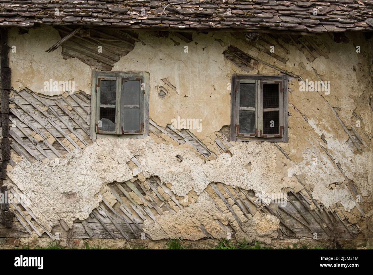 Croazia, Aprile 20,2022 : facciata di fango e paglia su vecchia casa di legno. Foto Stock