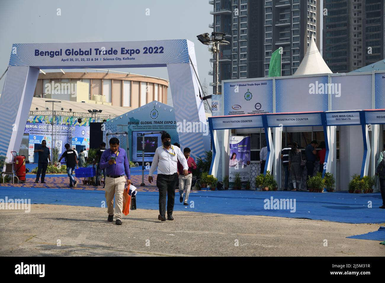 Porta d'ingresso principale con sportello di registrazione del 'Bengala Global Trade Expo 2022' (BGTE2022), sotto l'egida del 'Bengala Global Business Summit 2022' A. Foto Stock
