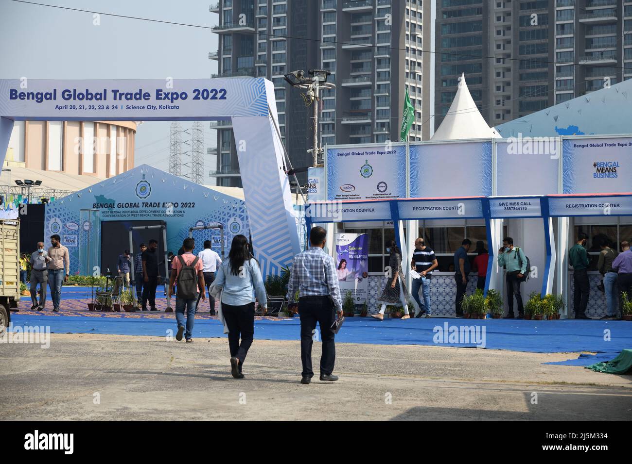 Porta d'ingresso principale con sportello di registrazione del 'Bengala Global Trade Expo 2022' (BGTE2022), sotto l'egida del 'Bengala Global Business Summit 2022' A. Foto Stock