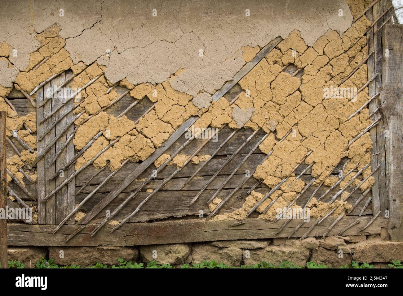 Croazia, Aprile 20,2022 : facciata di fango e paglia su vecchia casa di legno. Foto Stock