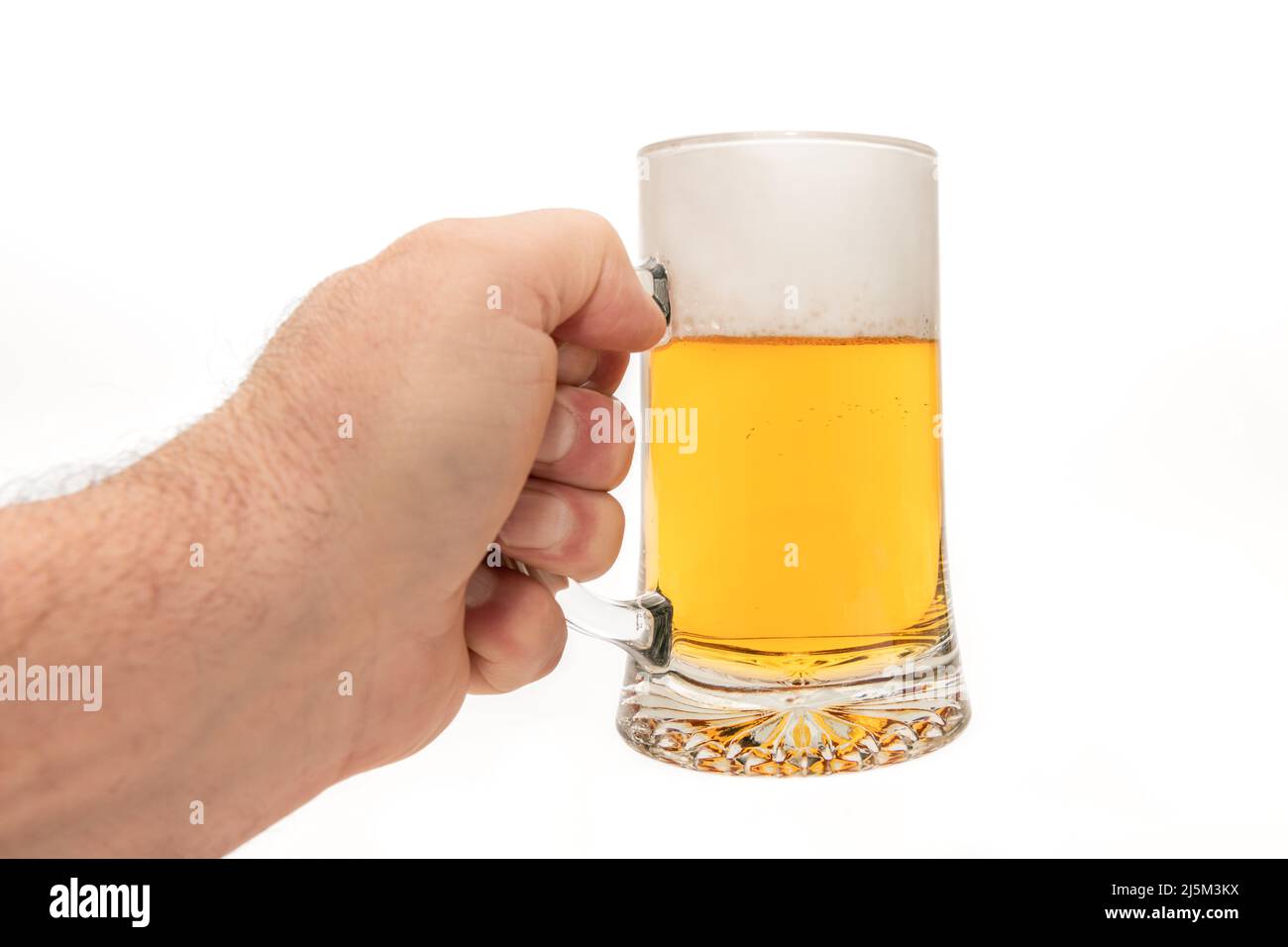 Mano maschile che tiene una tazza rinfrescante di birra Foto Stock