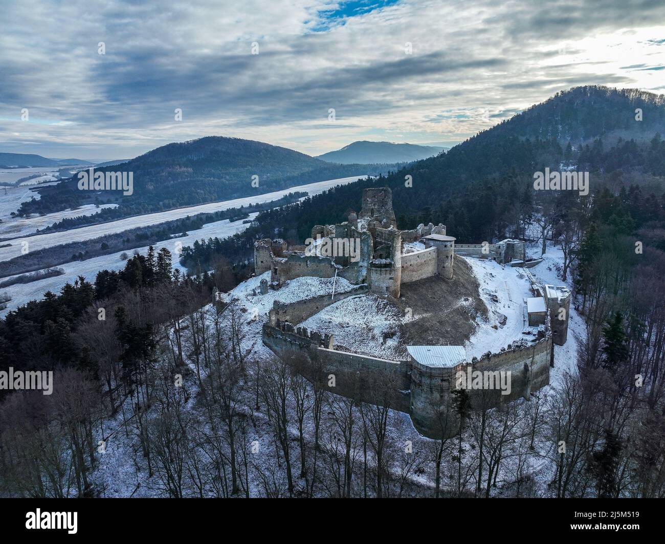 Veduta aerea del castello nel villaggio di Zborov in Slovacchia Foto Stock