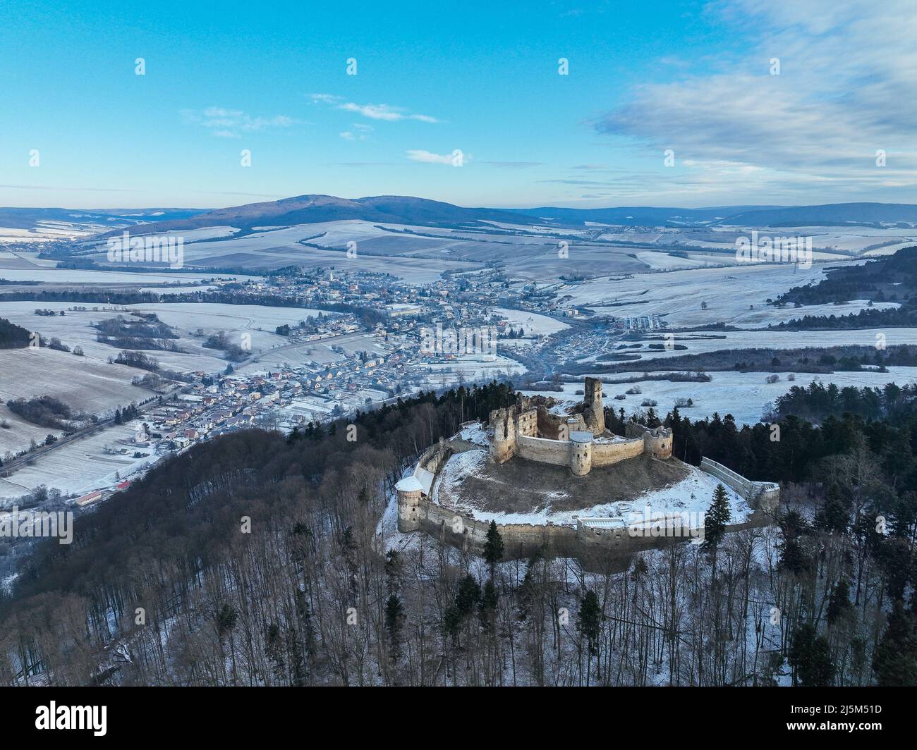 Veduta aerea del castello nel villaggio di Zborov in Slovacchia Foto Stock