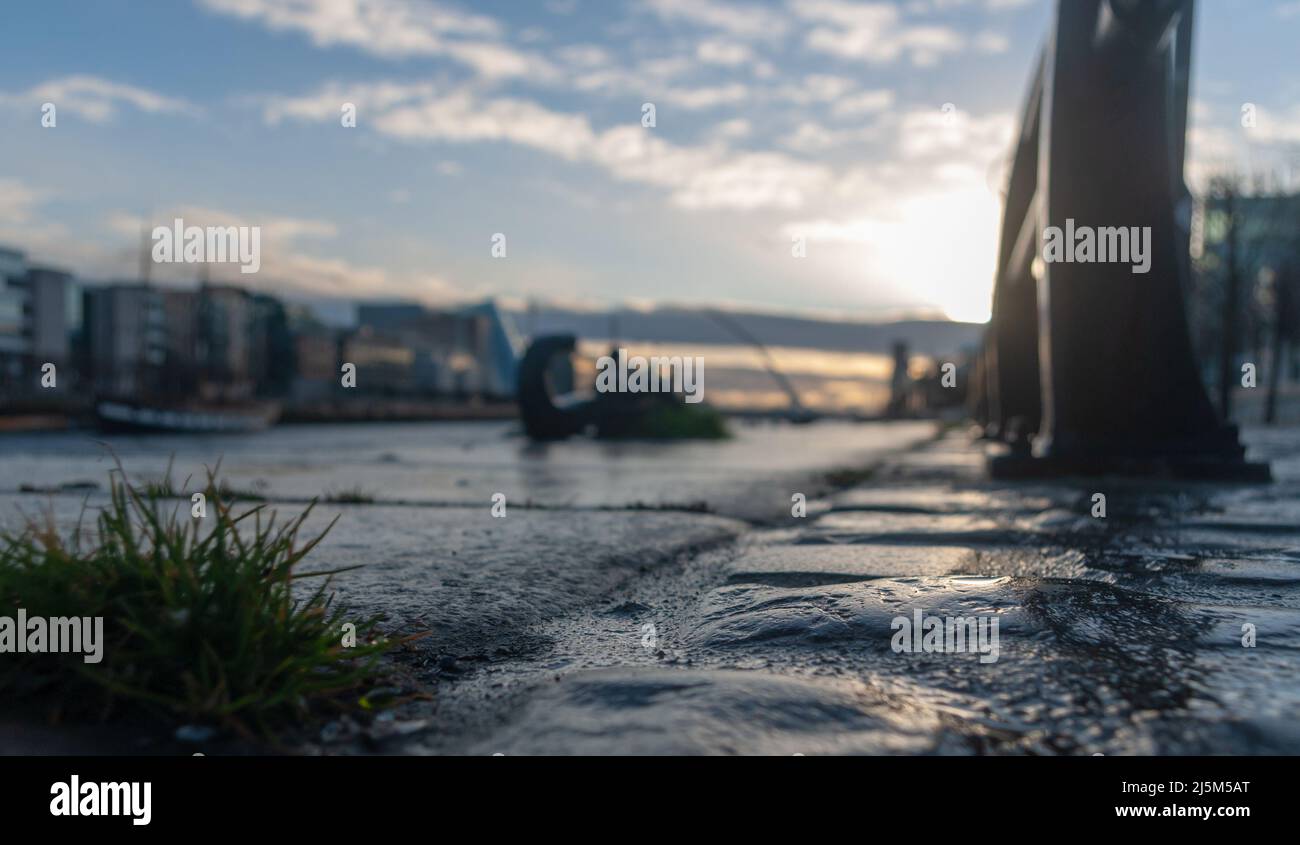 Dublino città con acqua riflessione porto e liffey Foto Stock