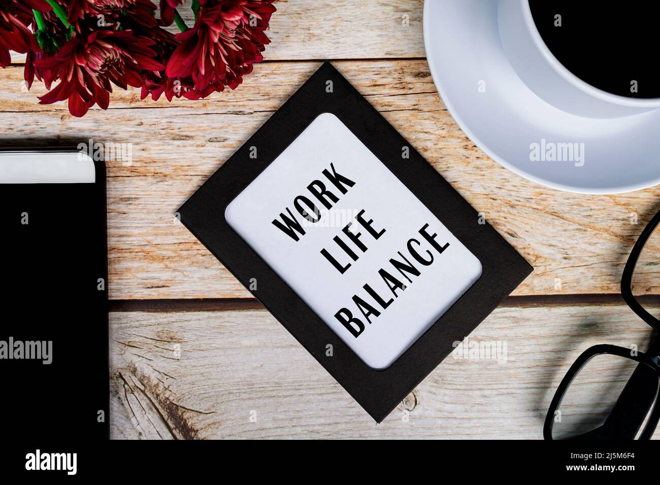 Testo Work Life Balance su telaio in lavagna su scrivania in legno. Direttamente sopra, posa piatta. Concetto aziendale. Foto Stock
