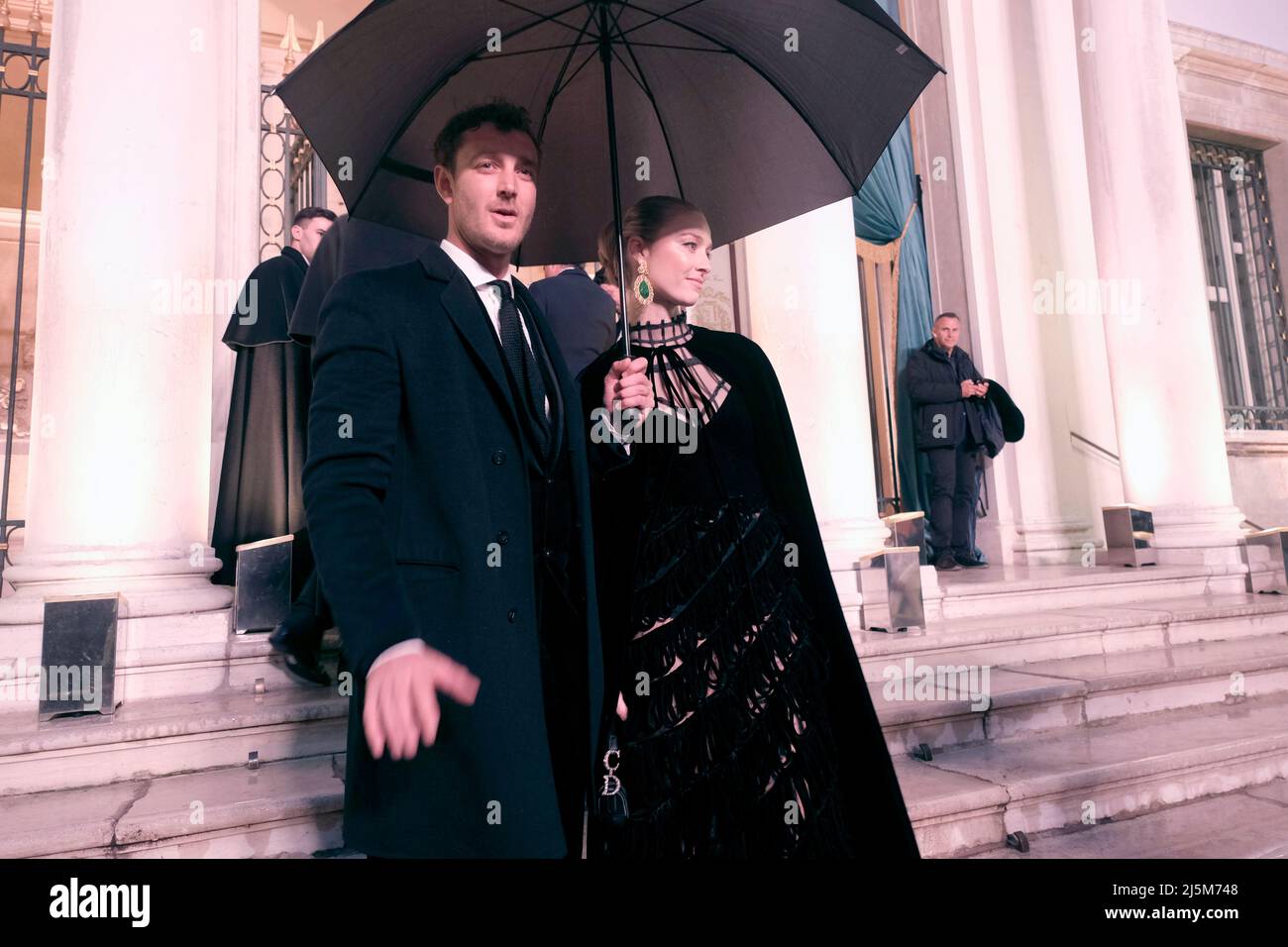 Pierre Casiraghi e Beatrice Borromeo sono in arrivo alla manifestazione Dior del 23 aprile 2022, in occasione della Mostra Internazionale d'Arte 59th a Venezia, Foto Stock