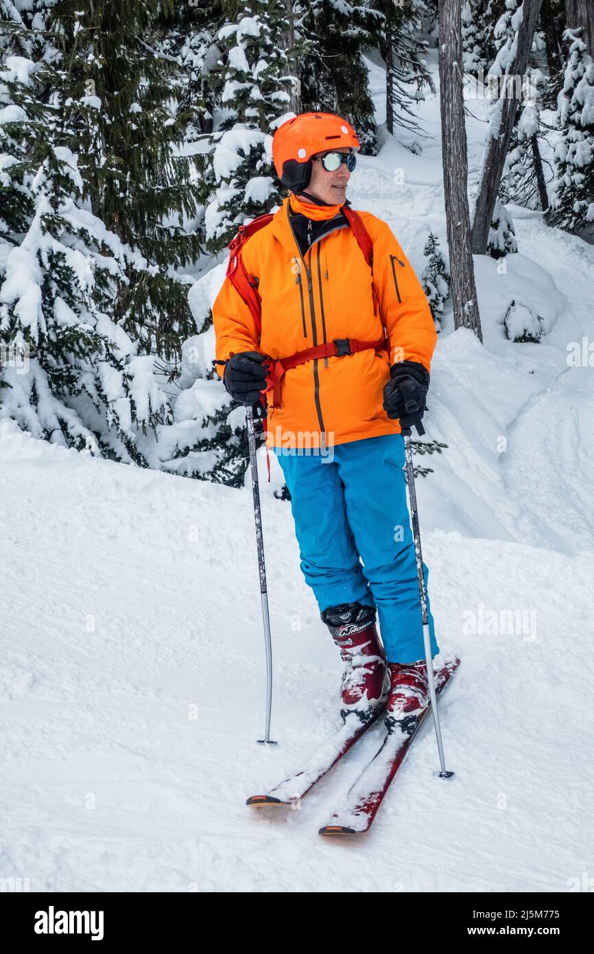 sciatore da discesa maschile in abbigliamento luminoso Foto Stock
